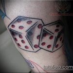 A 86 -os kocka tetoválás fotója a minta hűvös változata, amely sikeresen használható a kockák átalakítására és felhelyezésére a csuklóra tetoválásként