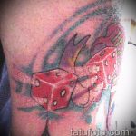 Fotó a kocka tetoválásról # 833 - a minta méltó változata, amely jól használható a kockák feldolgozására és felhelyezésére tetoválásként a csuklón