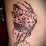 A kocka tetoválás fotója # 297 a minta méltó változata, amely jól használható a kocka átalakítására és felhelyezésére a csuklóra tetoválásként