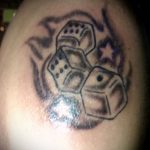 Fotó a 142 -es kocka tetoválásról - a minta érdekes változata, amely sikeresen használható a kocka és a lóhere átalakítására és alkalmazására tetoválásként