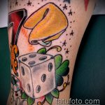 Fotó a kocka tetoválásról # 155 - a minta hűvös változata, amely sikeresen használható a kockák feldolgozására és felhelyezésére tetoválásként a csuklón