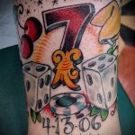 Fotó a kocka tetoválásról # 259 - a minta hűvös változata, amely sikeresen használható a tetoválás átalakítására és felhelyezésére a nyakra, mint egy kocka