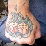 Fotó a kocka tetoválásról # 30 - a minta hűvös változata, amely könnyen használható a kocka tetoválásához és feldolgozásához