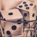 Fotó a dobókocka tetőről №330 - a minta exkluzív változata, amely sikeresen használható a kocka feldolgozására és felhelyezésére tetoválásként a karon