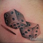 Fotó a 393 -as kocka tetoválásról - a minta hűvös változata, amely sikeresen használható a kocka és a lóhere megváltoztatására, valamint tetoválásként történő alkalmazására