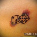 Fotó a kocka tetoválásról # 265 - a minta hűvös változata, amely sikeresen használható a kockák és kártyák tetoválásként történő feldolgozására és alkalmazására