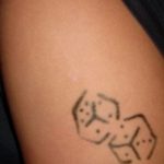 Fotó a 43 -as számú kocka tetoválásról - a minta egyedi változata, amely sikeresen használható a kockák átalakítására és felhelyezésére tetoválásként a karon
