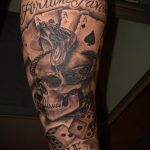 A kocka tetoválás fotója # 849 a minta klassz változata, amely sikeresen használható a kocka és a kártya tetoválásként történő finomítására és alkalmazására.