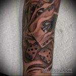 Fotó a 25 -ös kocka tetoválásról - a minta egyedi változata, amely jól használható a kocka megváltoztatására és a karra rajzolására tetoválásként