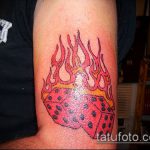 Fotó a kocka tetoválásról # 523 - a minta érdekes változata, amely jól használható a kockák átalakítására és alkalmazására tetoválásként a csuklón