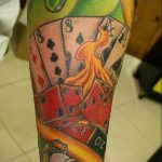 A # 36 kocka tetoválás fotója a minta hűvös változata, amely sikeresen használható a kocka véglegesítéséhez és tetoválásként történő felhelyezéséhez a csuklón