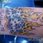 A kocka tetoválás fotója # 740 a minta hűvös változata, amely sikeresen használható változtatásra és tetoválás felhelyezésére a nyakra, mint a kocka