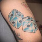 Fotó a kocka tetoválásról # 971 - a minta egyedi változata, amely jól használható a kocka véglegesítéséhez és felhelyezéséhez az arcon tetoválásként