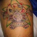 Fotó a 13. számú kocka tetoválásról - a minta egyedi változata, amely sikeresen használható a tetoválás feldolgozására és felhelyezésére a nyakra, mint egy kocka