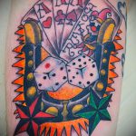 Fotó a kocka tetoválásról # 843 - a minta hűvös változata, amely sikeresen használható a kocka finomítására és felhelyezésére a nyakra tetoválásként