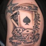 Fotó a kocka tetoválásról # 587 - a minta hűvös változata, amely sikeresen használható a tetoválás finomítására és felhelyezésére a nyakra, mint egy kocka