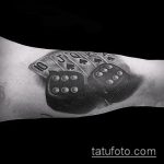 Fotó a kocka tetoválásról # 298 - a minta hűvös változata, amely sikeresen használható a kocka és a lóhere tetoválásként történő feldolgozására és alkalmazására