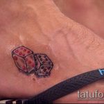A kocka tetoválás fotója # 583 a minta klassz változata, amely könnyen használható a kockák átalakítására és felhelyezésére tetoválásként a csuklón
