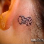 Fotó a kocka tetoválásról # 917 - a minta hűvös változata, amely sikeresen használható a kocka és a lóhere tetoválásként történő feldolgozására és alkalmazására