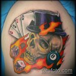 Fotó a kocka tetoválásról # 790 - a minta hűvös változata, amely sikeresen használható a kockák és kártyák átalakítására és alkalmazására tetoválásként