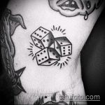 A 139 -es számú kocka tetoválás fotója a minta méltó változata, amely sikeresen használható a tetoválás finomítására és felhelyezésére a nyakra, mint egy kocka