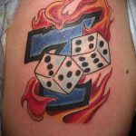 A kocka tetoválás fotója # 587 a minta érdekes változata, amely sikeresen használható a kocka és a kártya megváltoztatására és tetoválásként történő alkalmazására