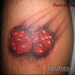Fotó a kocka tetoválásról # 777 - a minta hűvös változata, amely sikeresen használható a kocka és a lóhere finomítására és alkalmazására tetoválásként