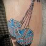 A kocka tetoválás fotója # 982 a minta méltó változata, amely sikeresen használható a kockák és kártyák átalakítására és alkalmazására tetoválásként