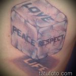 Fotó a kocka tetoválásról # 311 - a minta hűvös változata, amely jól használható a kockák és kártyák véglegesítéséhez és felhelyezéséhez tetoválásként