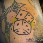 Fotó a 77 -es számú kocka tetoválásról - a rajz hűvös változata, amely sikeresen használható a kocka finomítására és felhelyezésére a csuklóra tetoválásként