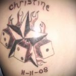 Fotó a kocka tetoválásról # 932 - a minta hűvös változata, amely jól használható a kockák átalakítására és felhelyezésére a csuklóra tetoválásként