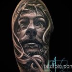 A 728 -as számú Jézus Krisztus -tetoválás fotója - a minta egyedülálló változata, amely sikeresen használható a Jézus Krisztus -tetoválás átalakítására és alkalmazására a mellkason