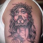 Fénykép a Jézus Krisztus tetoválásról, 782. sz. - a rajz egyedi változata, amely sikeresen használható változtatásra és alkalmazásra, mint Jézus Krisztus tetoválása az asztalnál