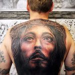 Fotó a 700. számú Jézus Krisztus tetoválásról - a rajz hűvös változata, amely sikeresen használható felülvizsgálathoz és alkalmazáshoz, mint Jézus Krisztus tetoválása a kereszten