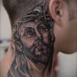 Fotó a Jézus Krisztus 227. számú tetoválásról - a rajz hűvös változata, amely sikeresen használható felülvizsgálathoz és alkalmazáshoz, mint Jézus Krisztus tetoválása a kereszten