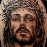 Fotó a Jézus Krisztus tetoválásról, 221. szám - a rajz érdekes változata, amely sikeresen használható feldolgozásra és alkalmazásra, mint Jézus Krisztus tetoválása a mellkason