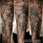 Fénykép Jézus Krisztus tetoválásról, 421. szám - a rajz érdekes változata, amely sikeresen használható felülvizsgálathoz és alkalmazáshoz, mint Jézus Krisztus tetoválása a kereszten