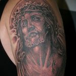 Fotó a Jézus Krisztus 207. számú tetoválásról - a rajz érdekes változata, amely sikeresen használható felülvizsgálathoz és alkalmazáshoz, mint Jézus Krisztus tetoválása a hátán