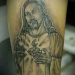 Fénykép Jézus Krisztus tetoválásról, 829. szám - a rajz méltó változata, amely könnyen használható felülvizsgálathoz és alkalmazáshoz, mint Jézus Krisztus tetoválása a kereszten