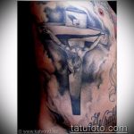 Fotó a Jézus Krisztus tetoválásról, 751. szám - a kép hűvös változata, amely sikeresen felhasználható Jézus Krisztus tetoválásává alakítására és alkalmazására a vállán