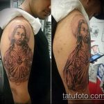 Fotó a Jézus Krisztus tetoválásról, 289. szám - a minta érdekes változata, amely sikeresen felhasználható a hátoldalon lévő Jézus Krisztus tetoválásává alakítására és alkalmazására