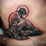586. számú Jézus Krisztus -tetoválás fotója - a minta egyedülálló változata, amely sikeresen használható a feldolgozásra és a vállon lévő Jézus Krisztus tetoválására