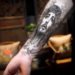 Fotó a Jézus Krisztus 16. számú tetoválásról - a rajz hűvös változata, amely sikeresen használható változtatásra és alkalmazásra, mint Jézus Krisztus tetoválása a kereszten