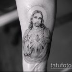Fotó a Jézus Krisztus tetoválásról, 497. szám - a rajz érdekes változata, amely jól használható revízióhoz és alkalmazáshoz, mint Jézus Krisztus tetoválása a mellkason