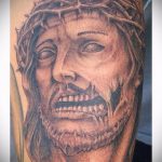 A 323. számú Jézus Krisztus -tetoválás fotója - a rajz exkluzív változata, amely sikeresen felhasználható a keresztben lévő Jézus Krisztus tetoválásává alakítására és alkalmazására