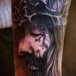 Fotó a 700. számú Jézus Krisztus tetoválásról - a rajz hűvös változata, amely könnyen használható feldolgozásra és alkalmazásra, mint Jézus Krisztus tetoválása az asztalnál