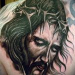 Fotó a Jézus Krisztus tetoválásról, 87. szám - a minta egyedi változata, amely könnyen használható a feldolgozásra és a Jézus Krisztus tetoválására a mellkason