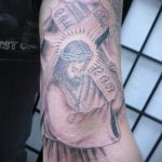 Fénykép a Jézus Krisztus tetoválásról 357. sz. - a rajz méltó változata, amely jól használható átalakításra és tetoválásként való alkalmazásra Jézus Krisztus keresztjében