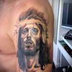 Fotó a Jézus Krisztus tetoválásról, 787. sz. - a kép hűvös változata, amely sikeresen használható átalakításra és Jézus Krisztus tetoválásaként való alkalmazására a kereszten