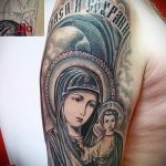 Fénykép egy ikon tetoválásról - egy ikon babáról és egy szűzről a férfi vállán